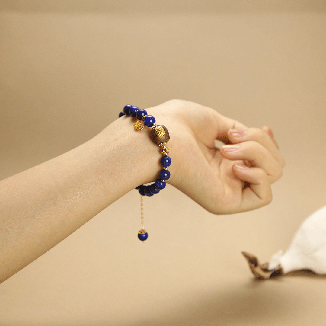 7.5mm Lapis Lazuli Bracelet with Six-Word Mantra Agarwood Bead